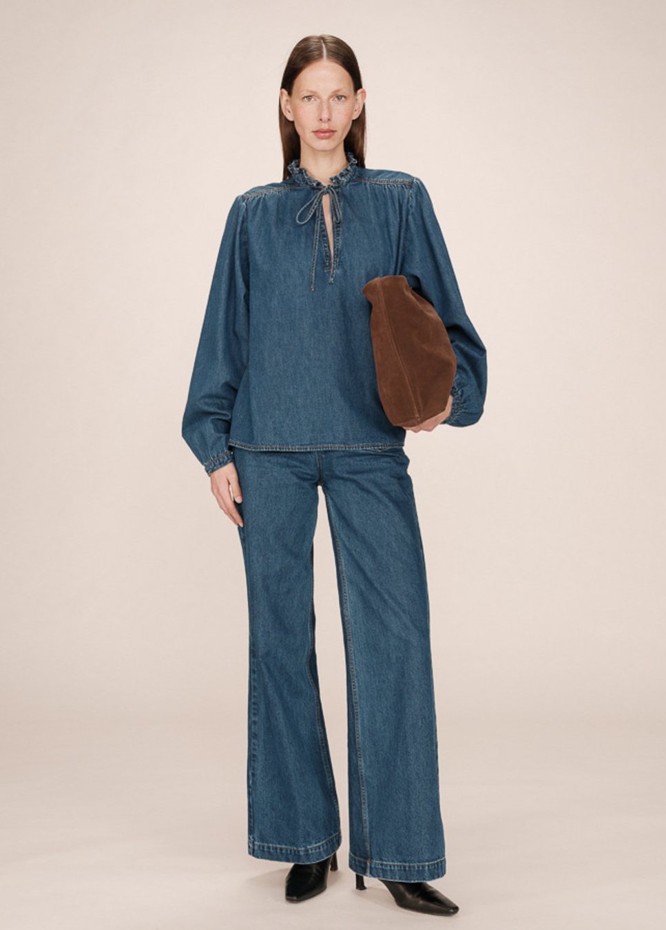 Blauwe denim blouse grace & Mila op model staand