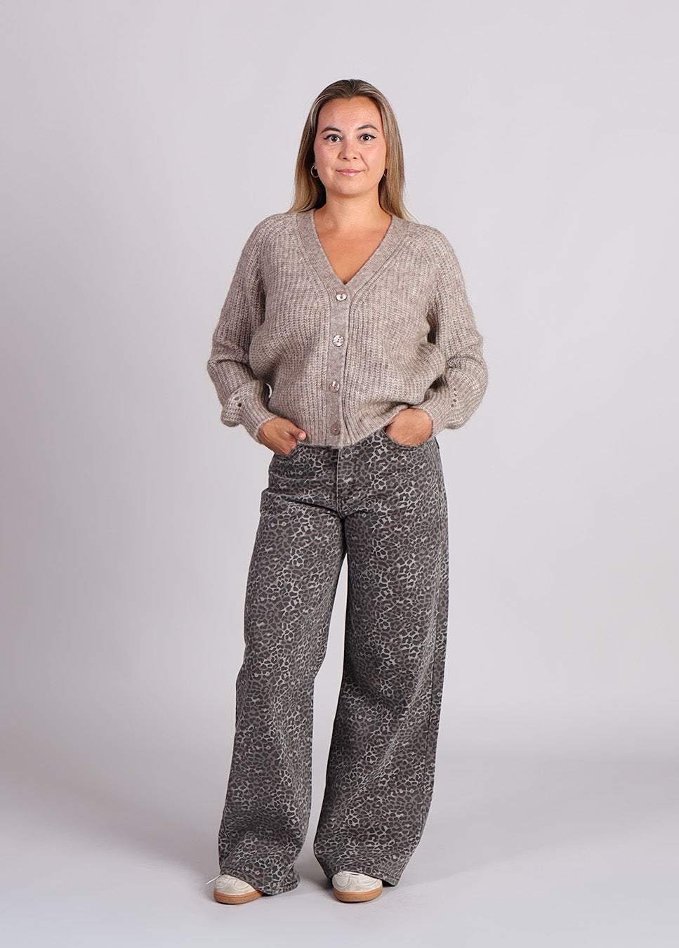 Grace & Mila Saluda gebreid vest beige voorkant model met panterprint broek