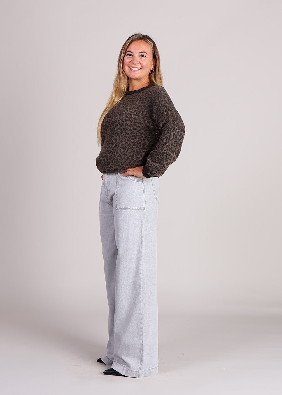 Grace & Mila Santigold trui leopard print zijkant model met grijze jeans Homage