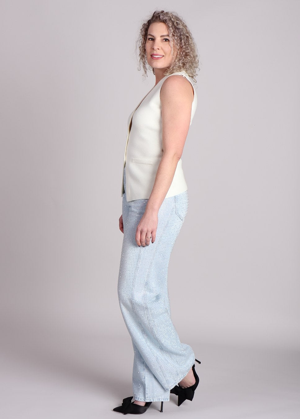 staand model zijkant van het panama gilet beige van Grace en Mila