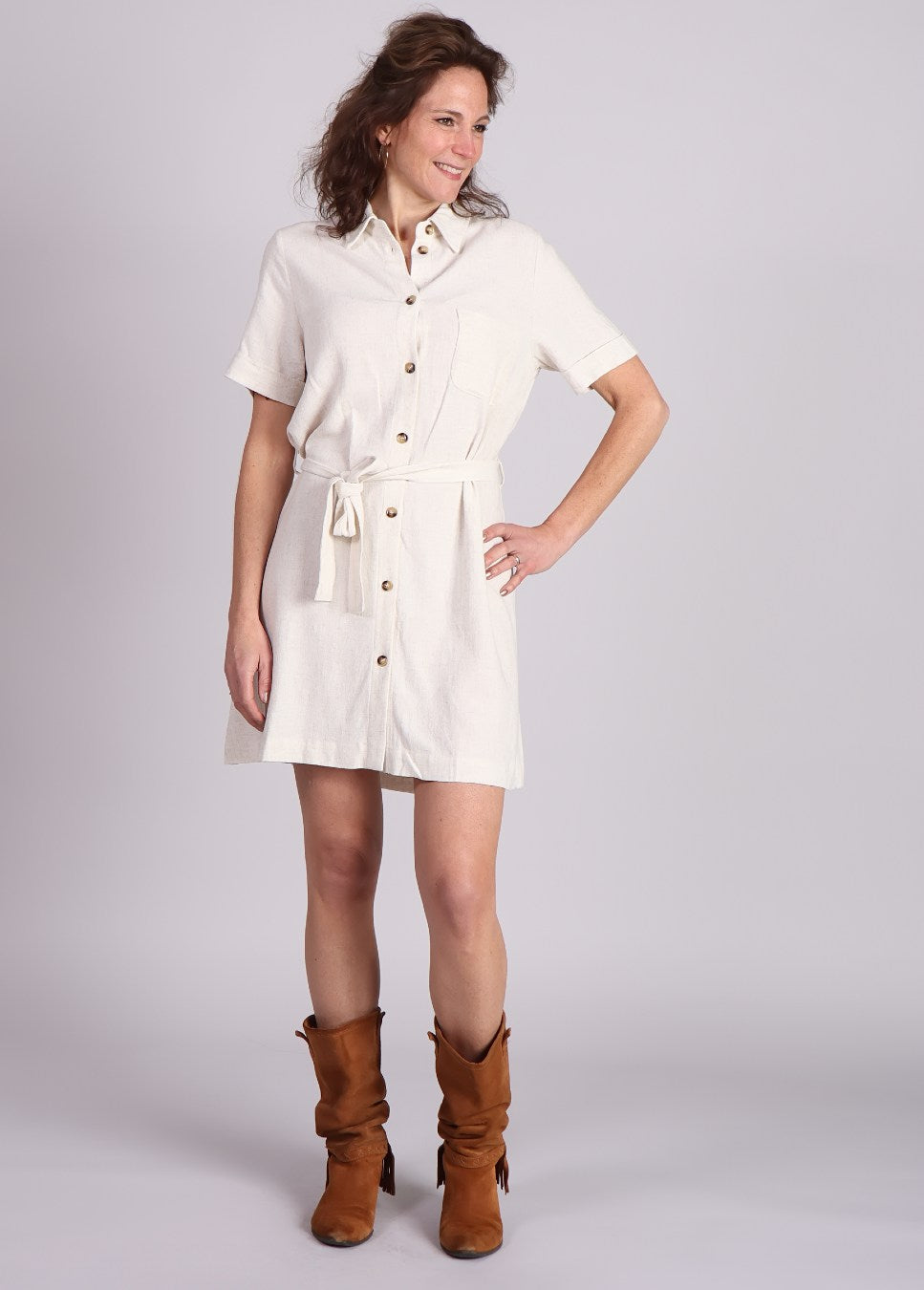 Van casual tot chic: bij Boetiek Aniek vind je de perfecte jurk! Ontdek zwierige midi-jurken, elegante maxi-jurken en trendy mini-jurken van topmerken zoals Frnch, Grace & Mila en mbyM. Kies uit stijlvolle prints, comfortabele stoffen en flatterende pasvormen voor een look die bij elke gelegenheid past.