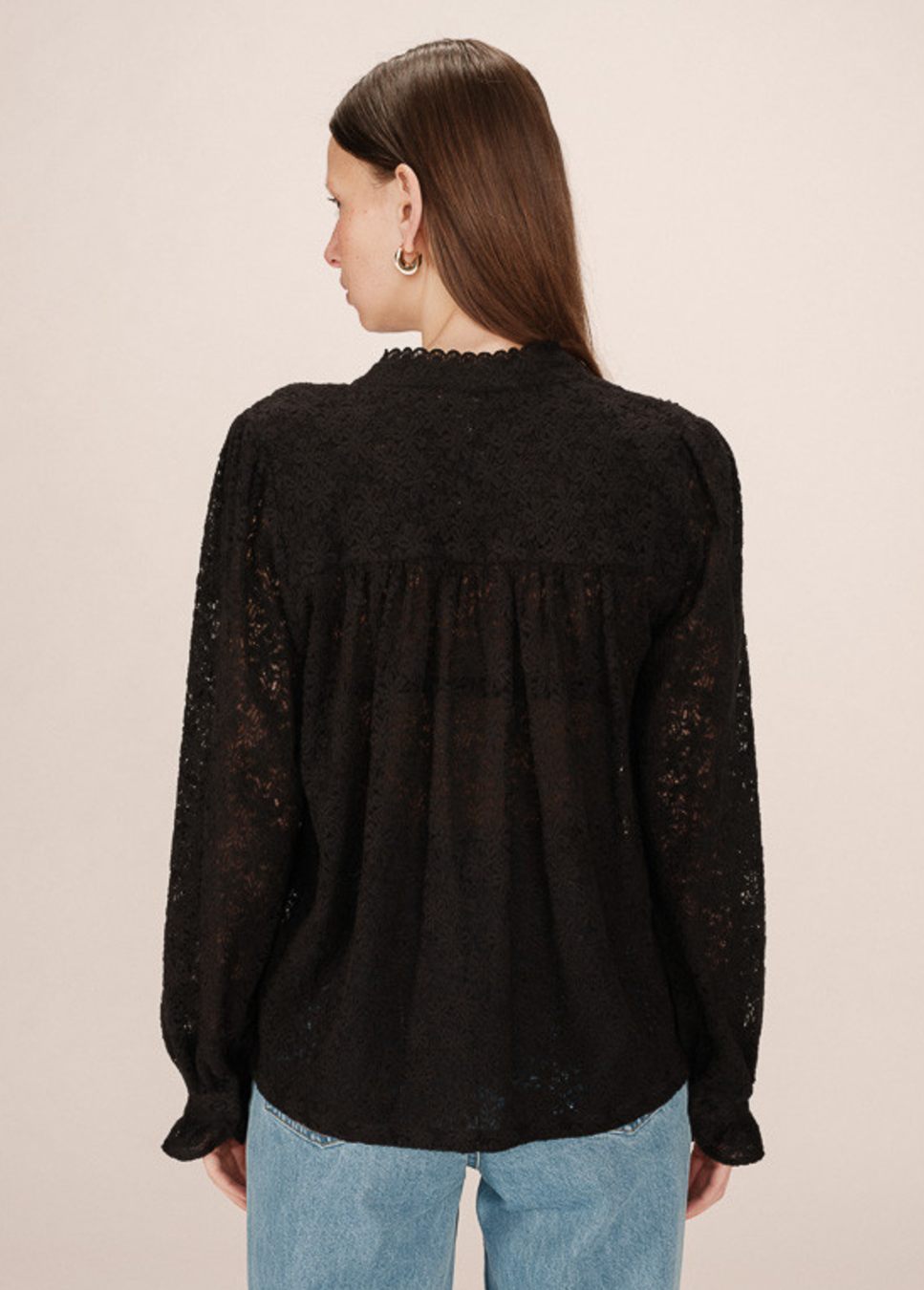 kanten grace en mila blouse swing zwart van kleur op model achterkant