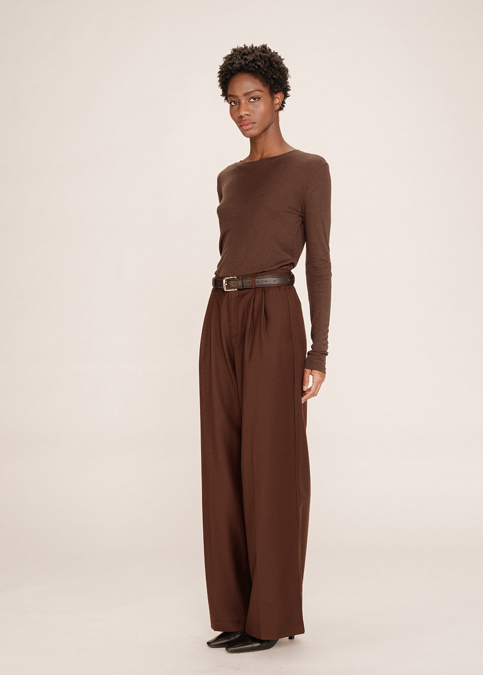 Grace & Mila Tatum pantalon wol bruin zijkant model met bruine trui