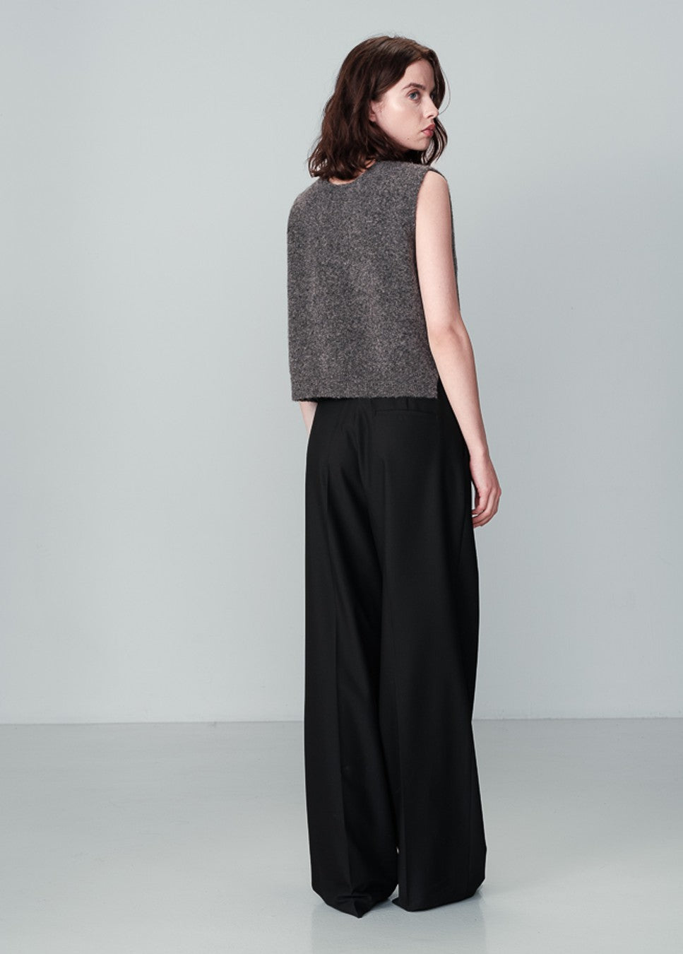 Dit leuke grijze gebreide gilet van het merk Grace & Mila is een absolute must-have. Met zijn korte snit en mouwloze design creëert het een trendy en modern silhouet. Met stijlvolle details zoals de diepe V-hals en speelse zijsplitten, straalt het grijze gebreide gilet vrouwelijkheid uit. Shop grijze gebreide gilets.