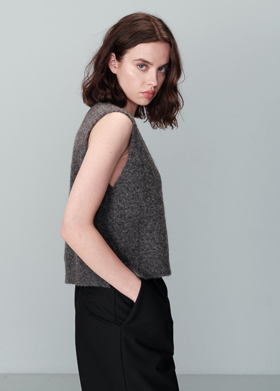 Dit leuke grijze gebreide gilet van het merk Grace & Mila is een absolute must-have. Met zijn korte snit en mouwloze design creëert het een trendy en modern silhouet. Met stijlvolle details zoals de diepe V-hals en speelse zijsplitten, straalt het grijze gebreide gilet vrouwelijkheid uit. Shop grijze gebreide gilets.