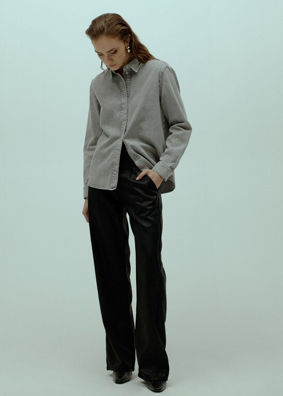 Lichtgrijze denim dames blouse met knopen Homage op model voorkant