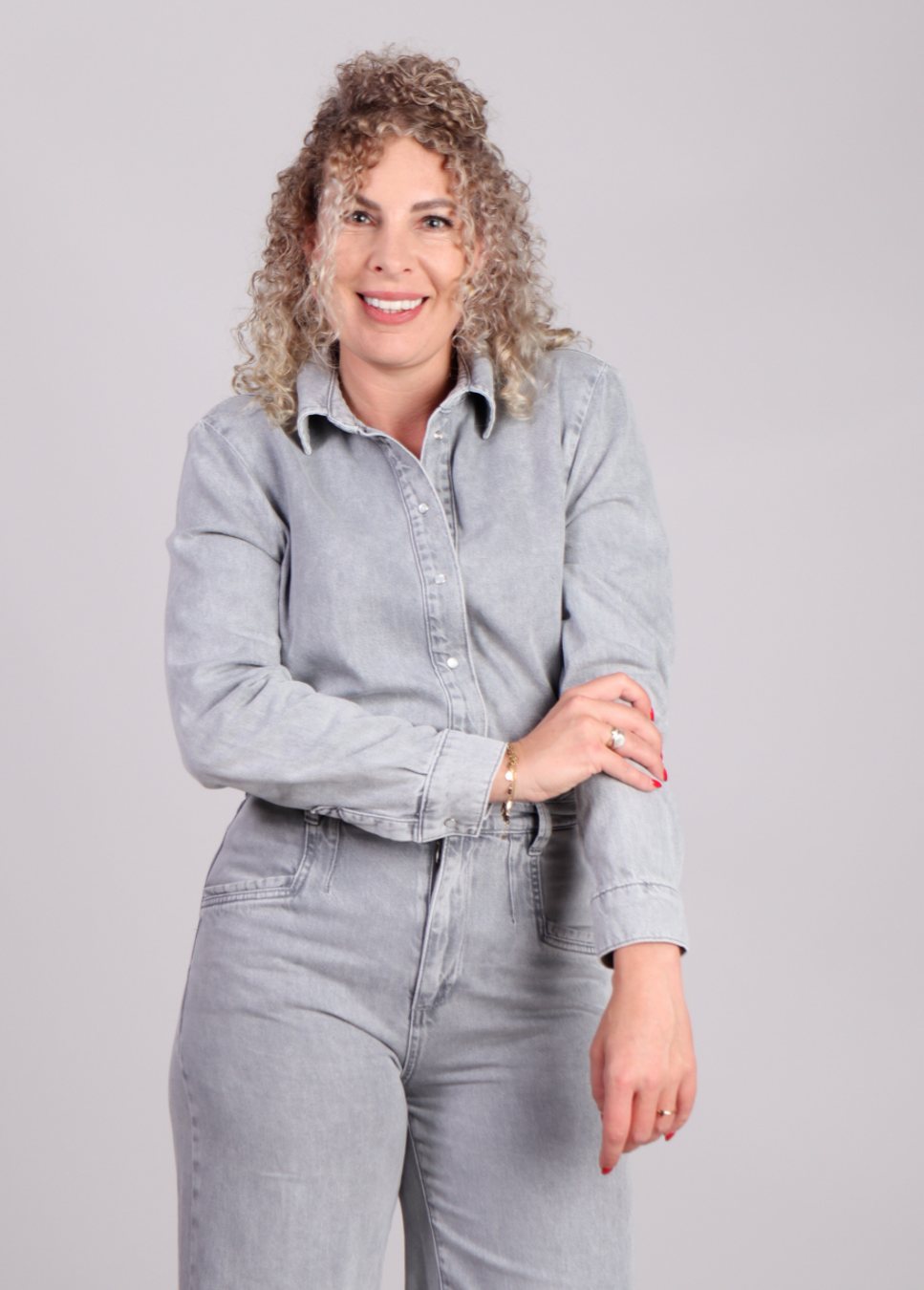 Lichtgrijze denim dames blouse Homage op model voorkant