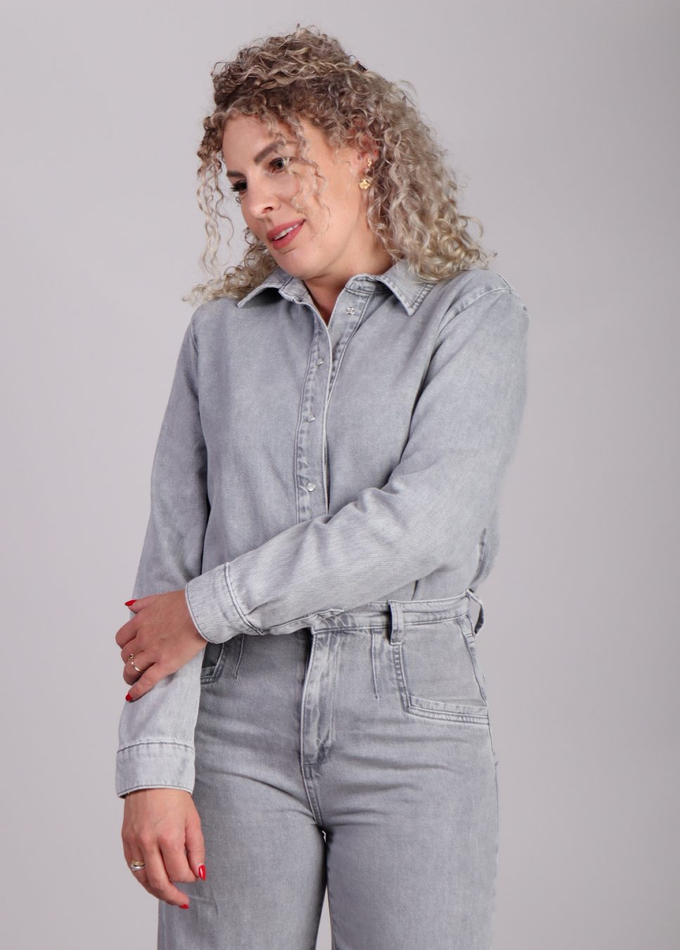 Lichtgrijze denim dames blouse Homage op model voorkant wegkijkend