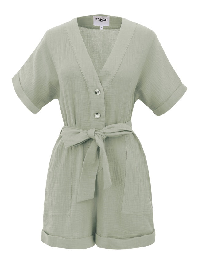 Een echte must-have deze zomer. Deze groene jumspuit Lika van FRNCH Paris. De jumpsuit heeft een V-hals, een knoopsluiting, steekzakken en fake achterzakken. De groene jumpsuit heeft omgeslagen mouwen en broekspijpen en een afneembaar strikceintuur. Shop de nieuwe collectie jumpsuits van FRNCH Paris, mbyM jumpsuits.
