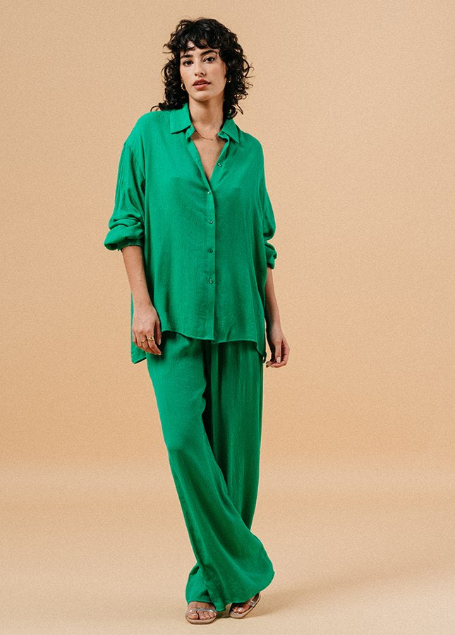 Groene pantalon Matisse van het merk Grace & Mila. De Matisse is een lange, wijde broek met een elastische taille met strikband en steekzakken aan de zijkant. De perfecte broek voor de warme zomerdagen. Combineer de groene pantalon met de bijpassende groene oversized blouse voor een comfortabele en elegante look.