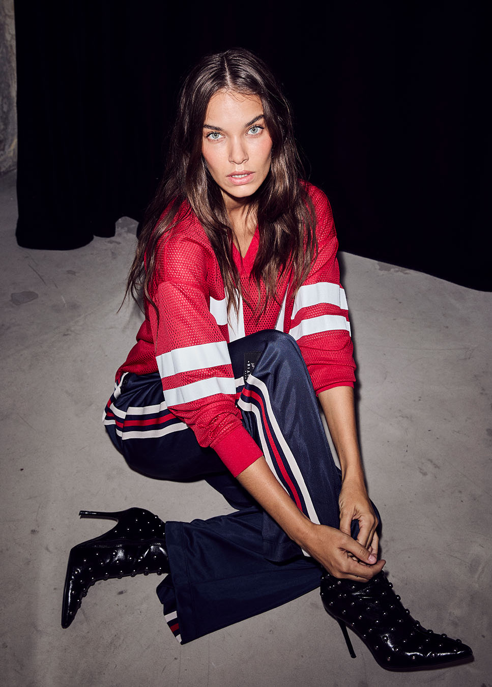 Voorkant model Haute L'Amitié Top Drift Number LS Tee rood