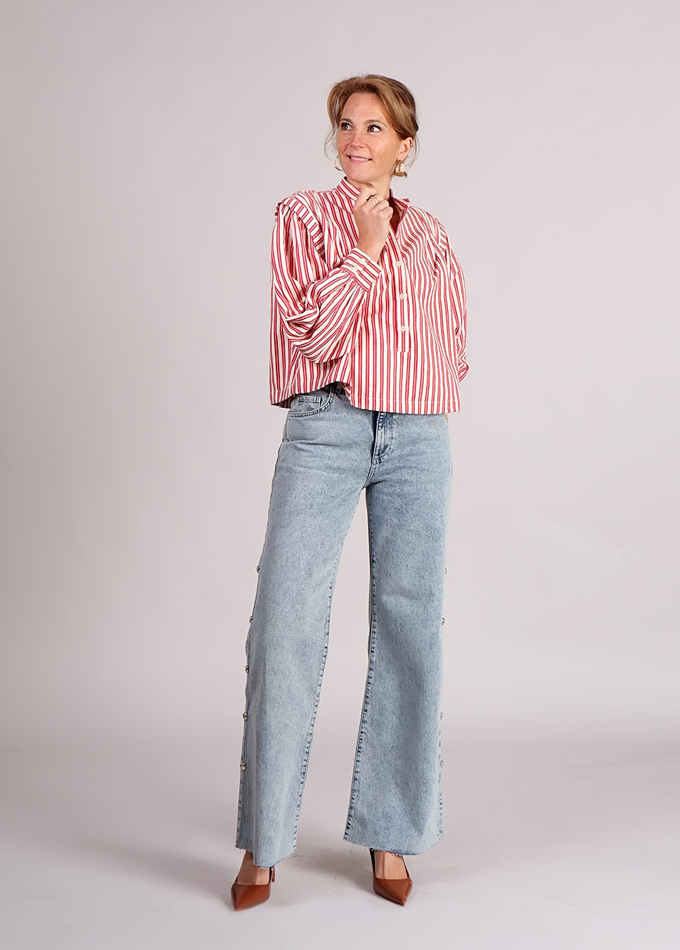 Homage mid waist wide leg jeans with big studs blouse rood