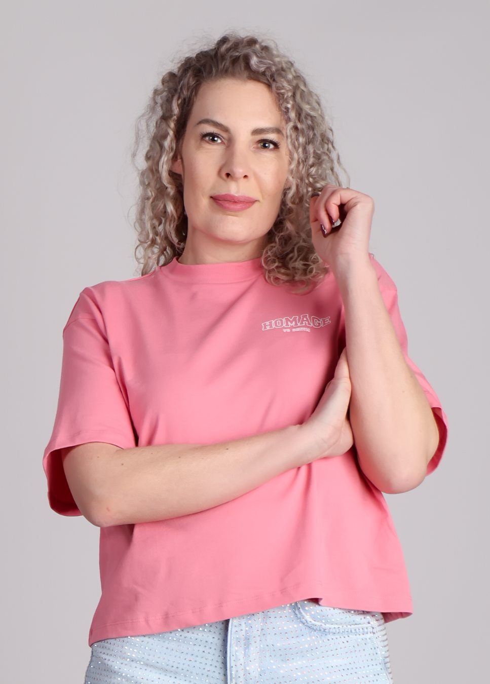 Homage logo shirt roze gewassen oversized fit close up