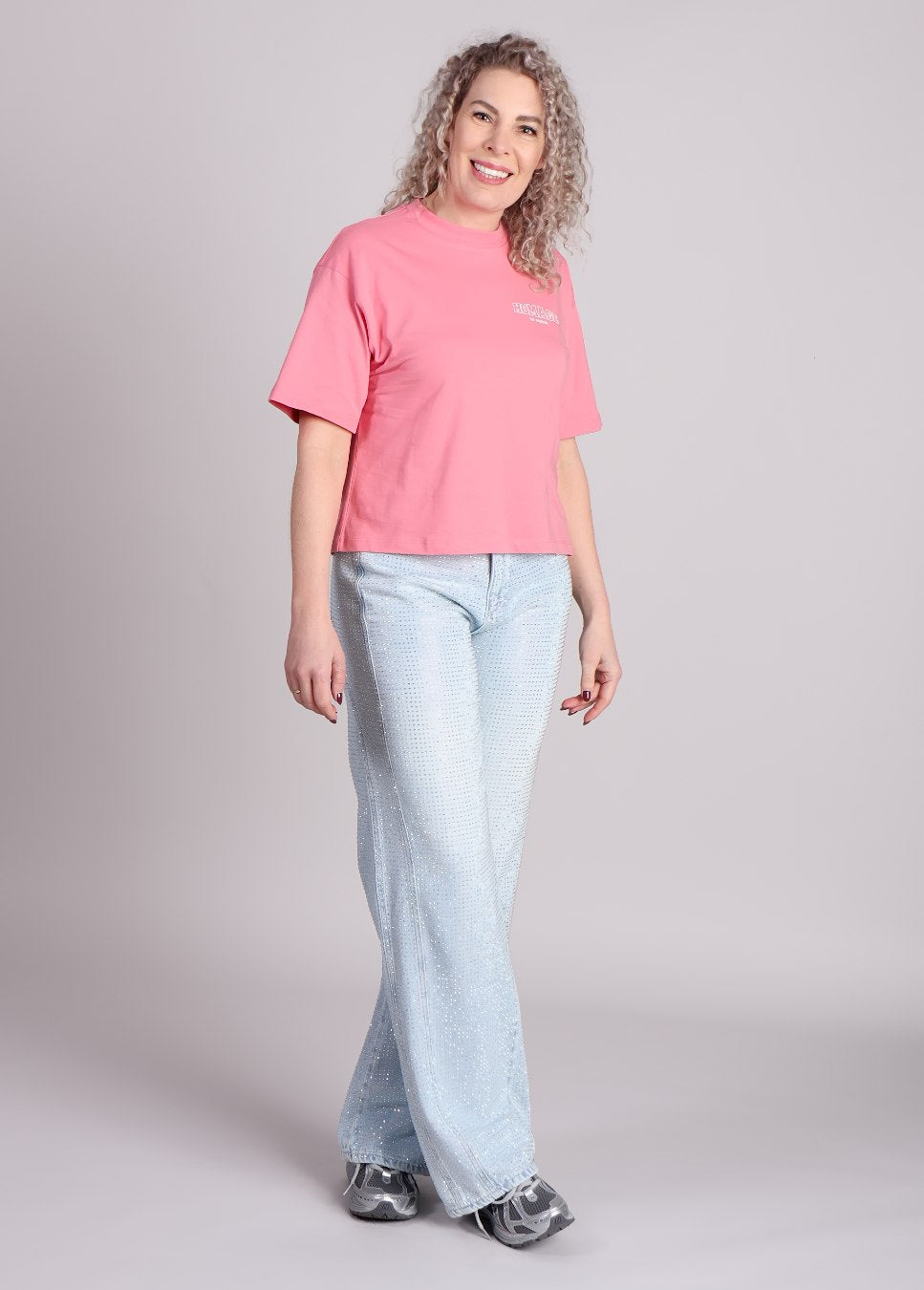 Homage logo shirt roze gewassen oversized fit staand op model zijaanzicht