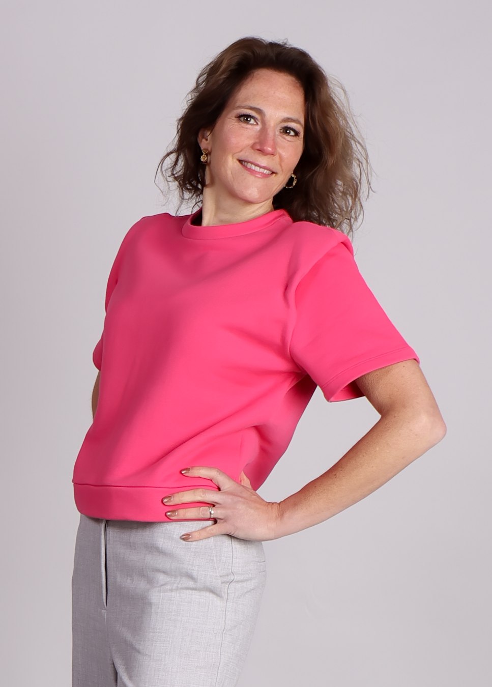 close up van de roze homage top, shirt met schouderdetails en korte mouwen in het roze