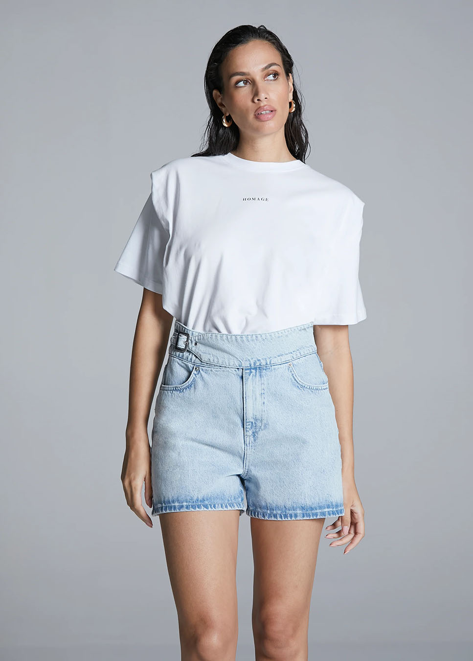 Homage shorts with belt detail lichtblauw voorkant model wit t-shirt