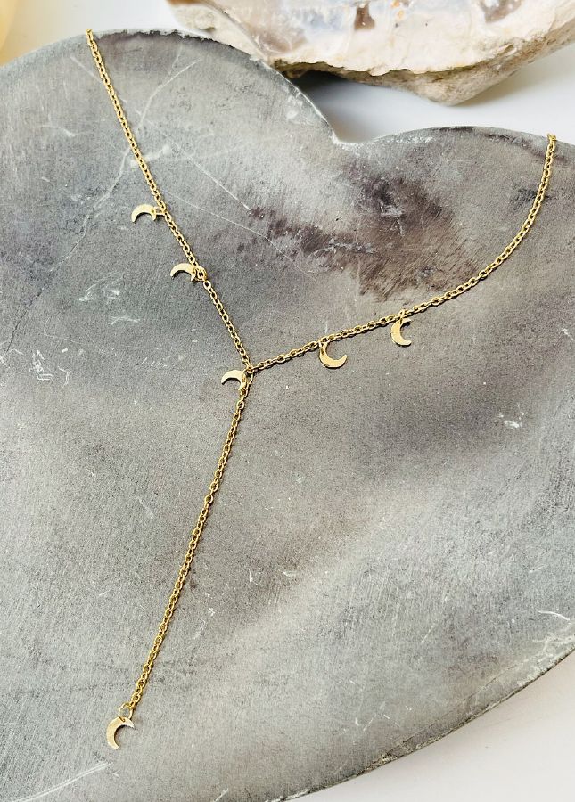 Mooie goudenlange ketting met maantjes Lua van het merk Rocky Rosa. De armband is gemaakt van chirurgisch staal, 18k verguld met speciale afdichting. Alle armbanden van Rocky Rosa verkleuren niet, zijn waterdicht & hypoallergeen. Shop de nieuwe collectie goudkleurige sieraden, gouden kettingen, ketting met maantjes.