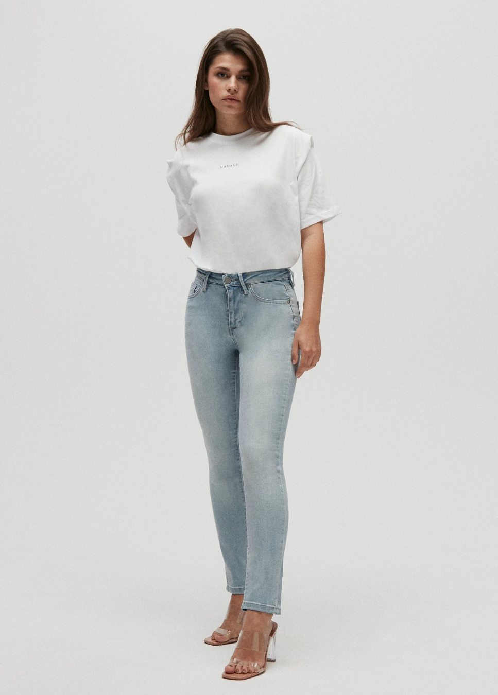 Een perfecte basic, deze lichtblauwe straight fit jeans van het merk Homage. De Sarah Stretchy Straight fit Jeans heeft een skinny fit rond het bovenbeen en is iets slank aan de zoom. De Light Bright Blue jeans heeft een hoge taille en is gemaakt van powerstretch-denim. Shop nieuwe jeans online, Homage jeans, skinny.