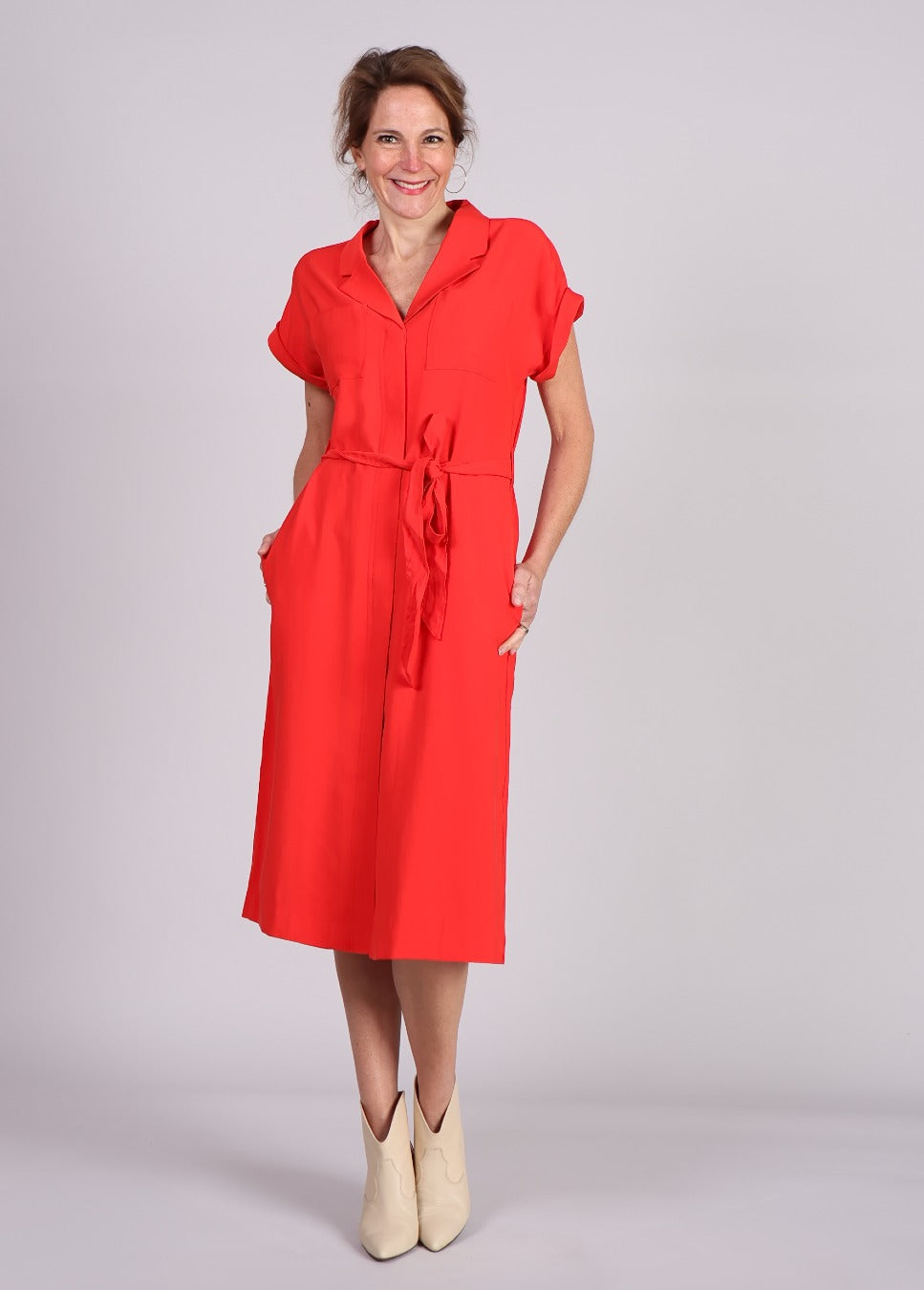 MSCH Copenhagen Imila Selia SS jurk met strik rood van kleur op model