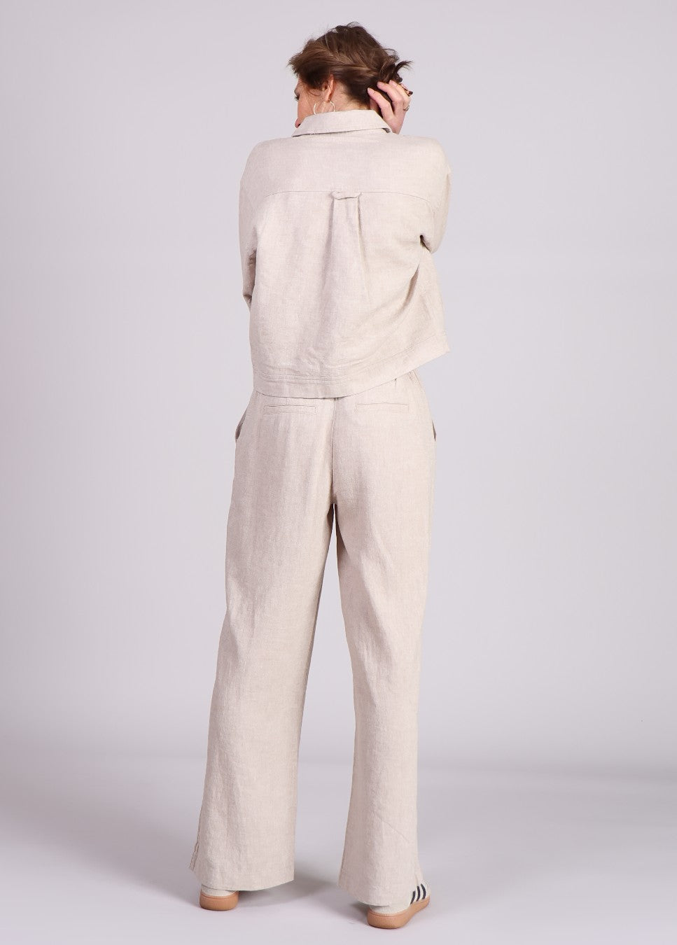 achterkant van de Jovene ginia linnen MSCH Copenhagen jas beige van kleur op bijpassende broek