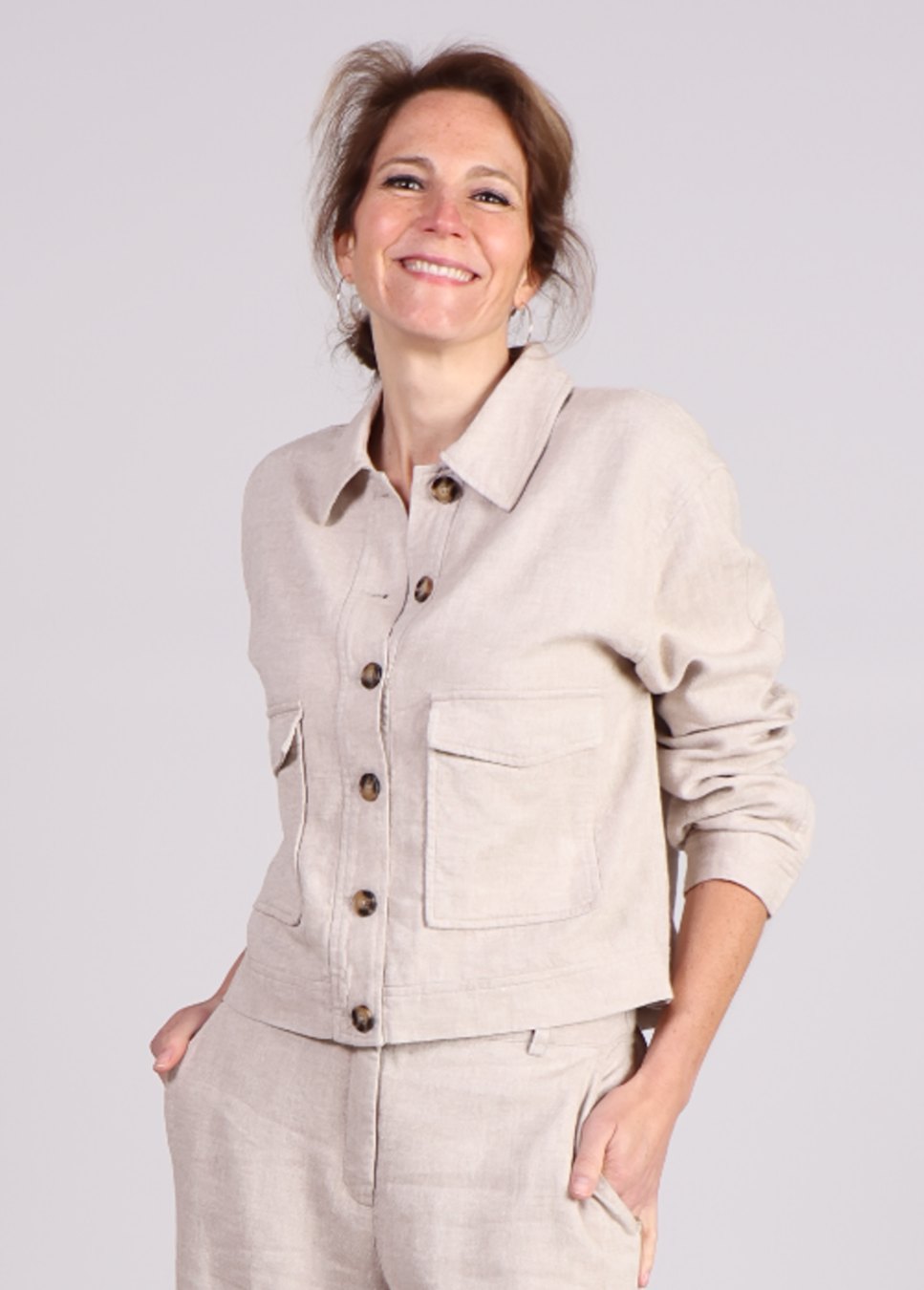 MSCH Copenhagen jas linnen, Jovene Ginia beige van kleur met knopen close up