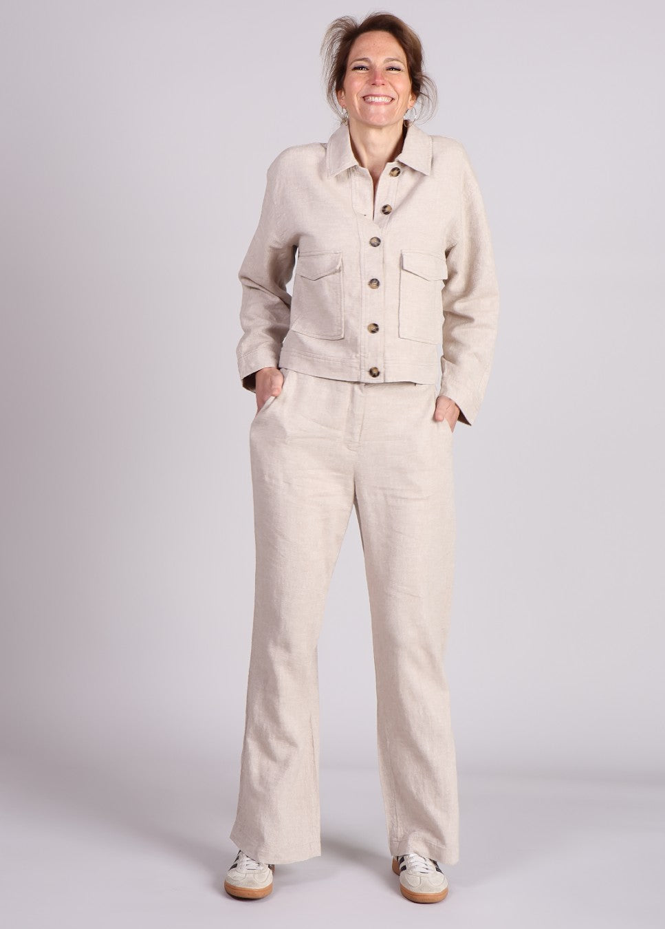 MSCH Copenhagen Jovene Ginia linnen jas zomers, beige van kleur met knopen op bijpassende broek
