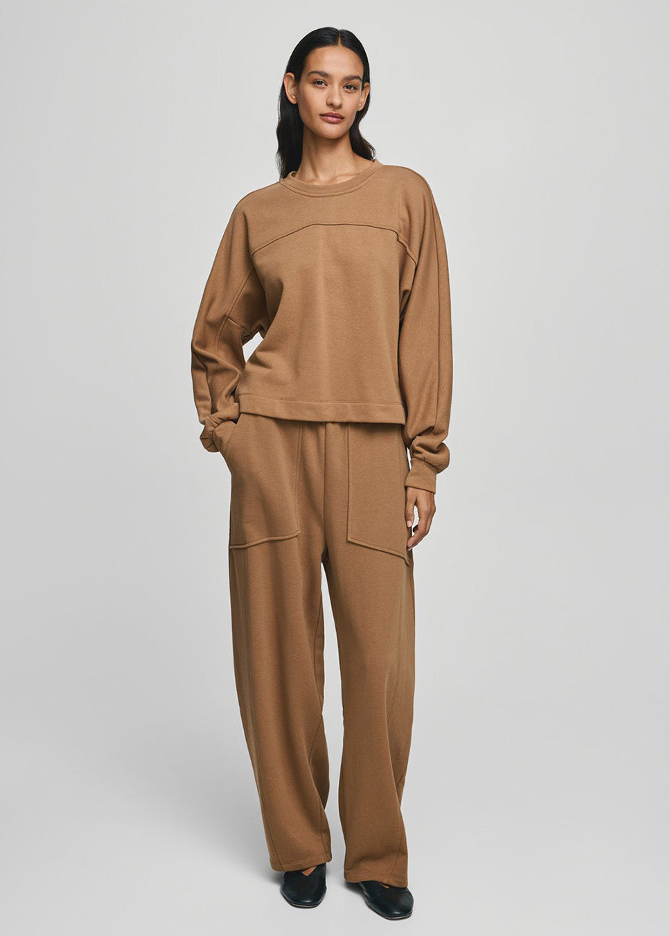 MSCH Copenhagen MSCHBriena Slit Sweatshirt beige voorkant model met bijpassende sweatpants