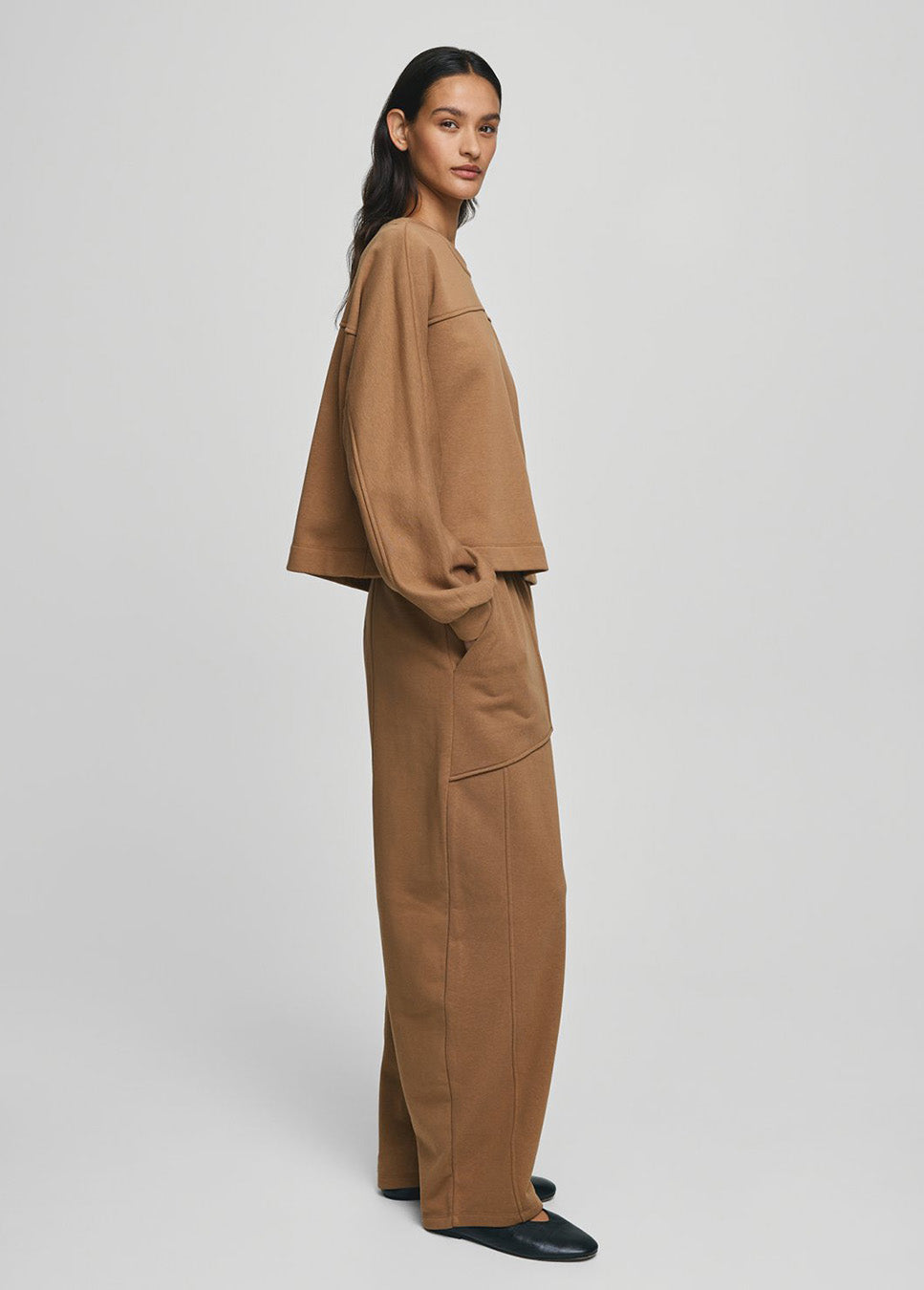 MSCH Copenhagen MSCHBriena Slit Sweatshirt beige zijkant model met bijpassende sweatpants