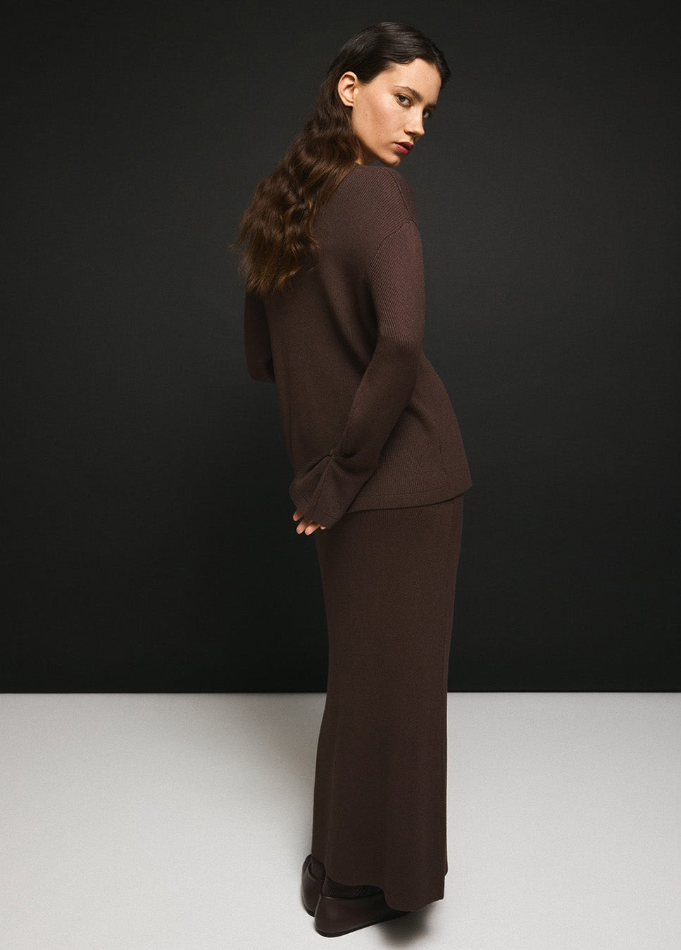 MSCH Copenhagen MSCHElfrida trui rib bruin achterkant model met bijpassende bruine lange rok