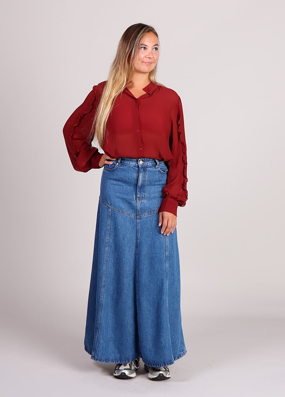 MSCH Copenhagen MSCHKasandra Orabella blouse met ruches rood voorkant model met denim rok