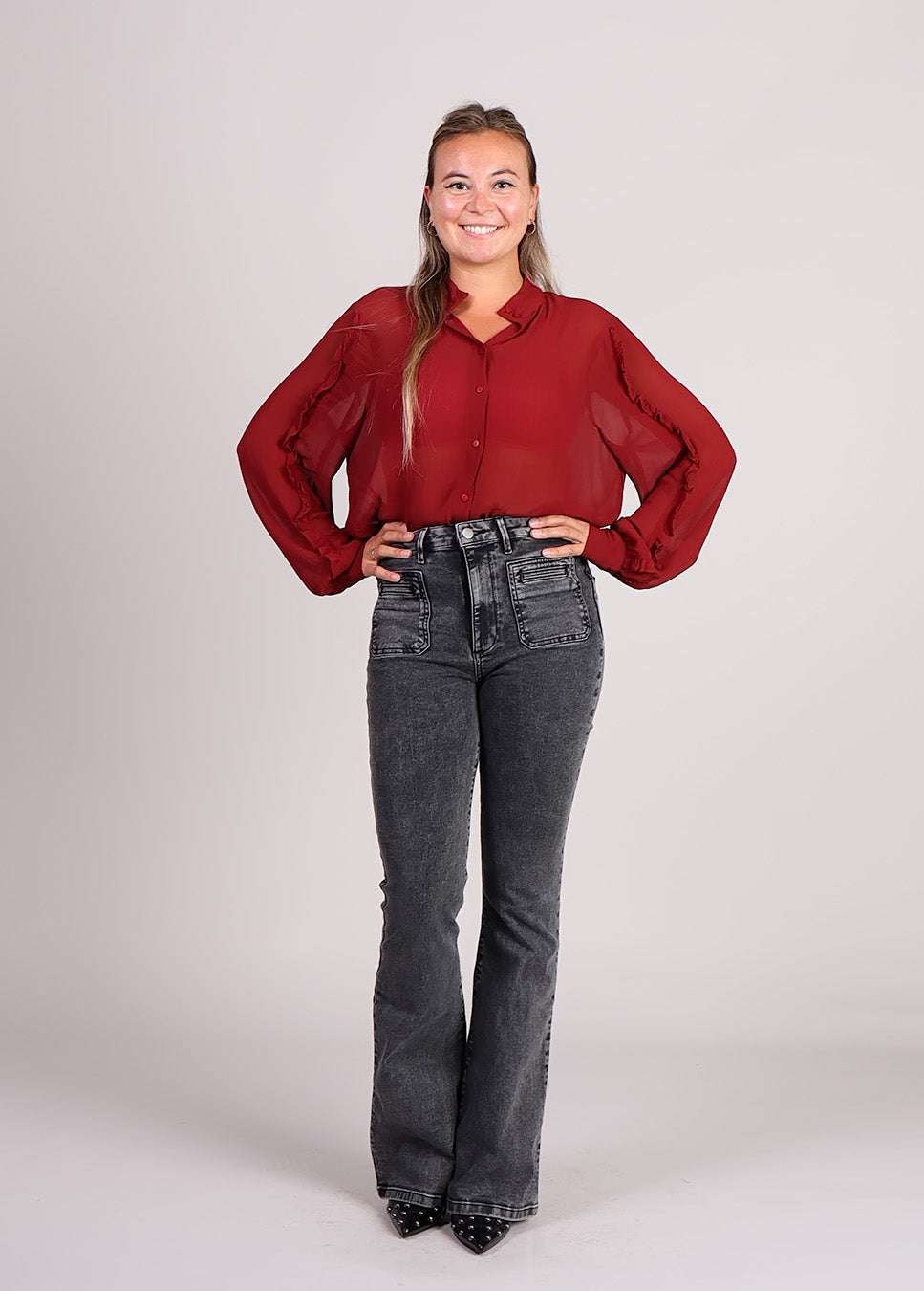 MSCH Copenhagen MSCHKasandra Orabella blouse met ruches rood voorkant model met zwarte jeans
