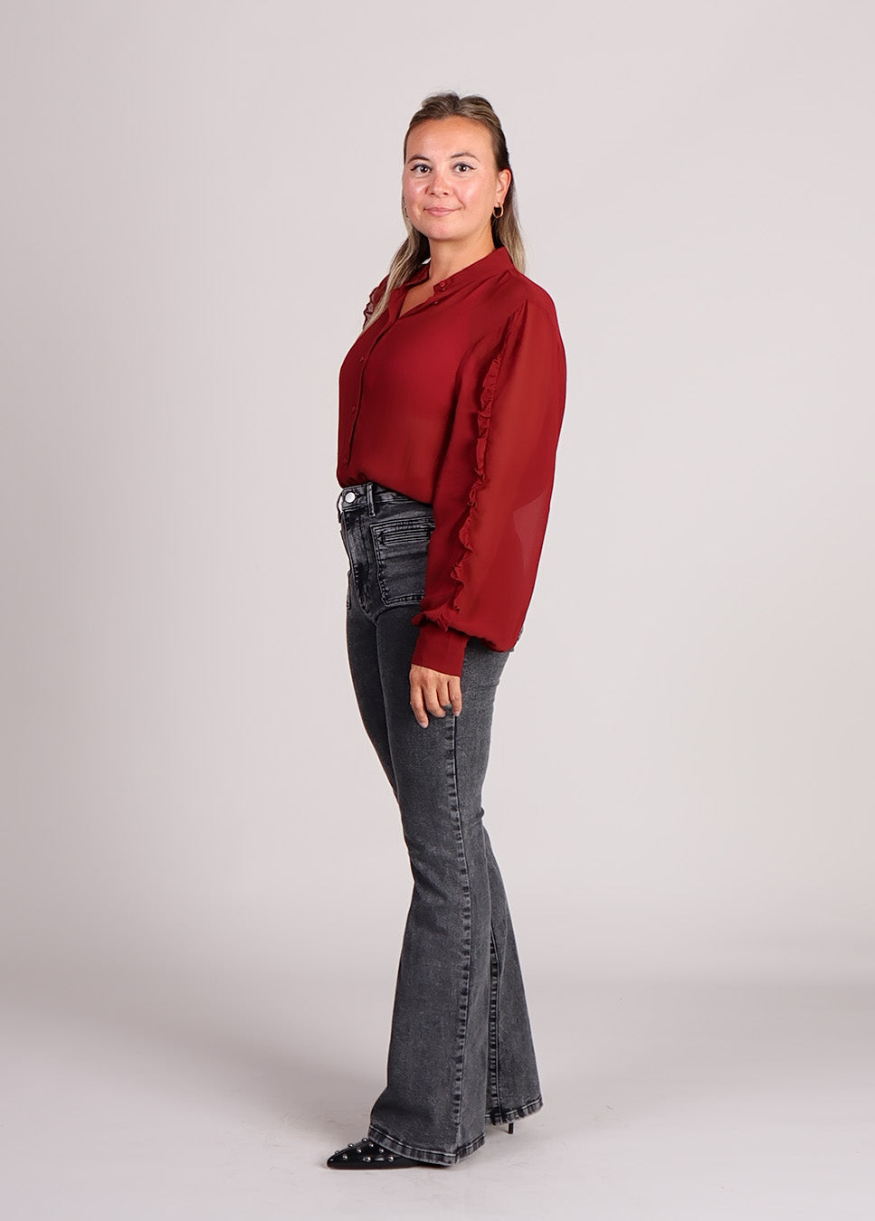 MSCH Copenhagen MSCHKasandra Orabella blouse met ruches rood zijkant model met zwarte jeans