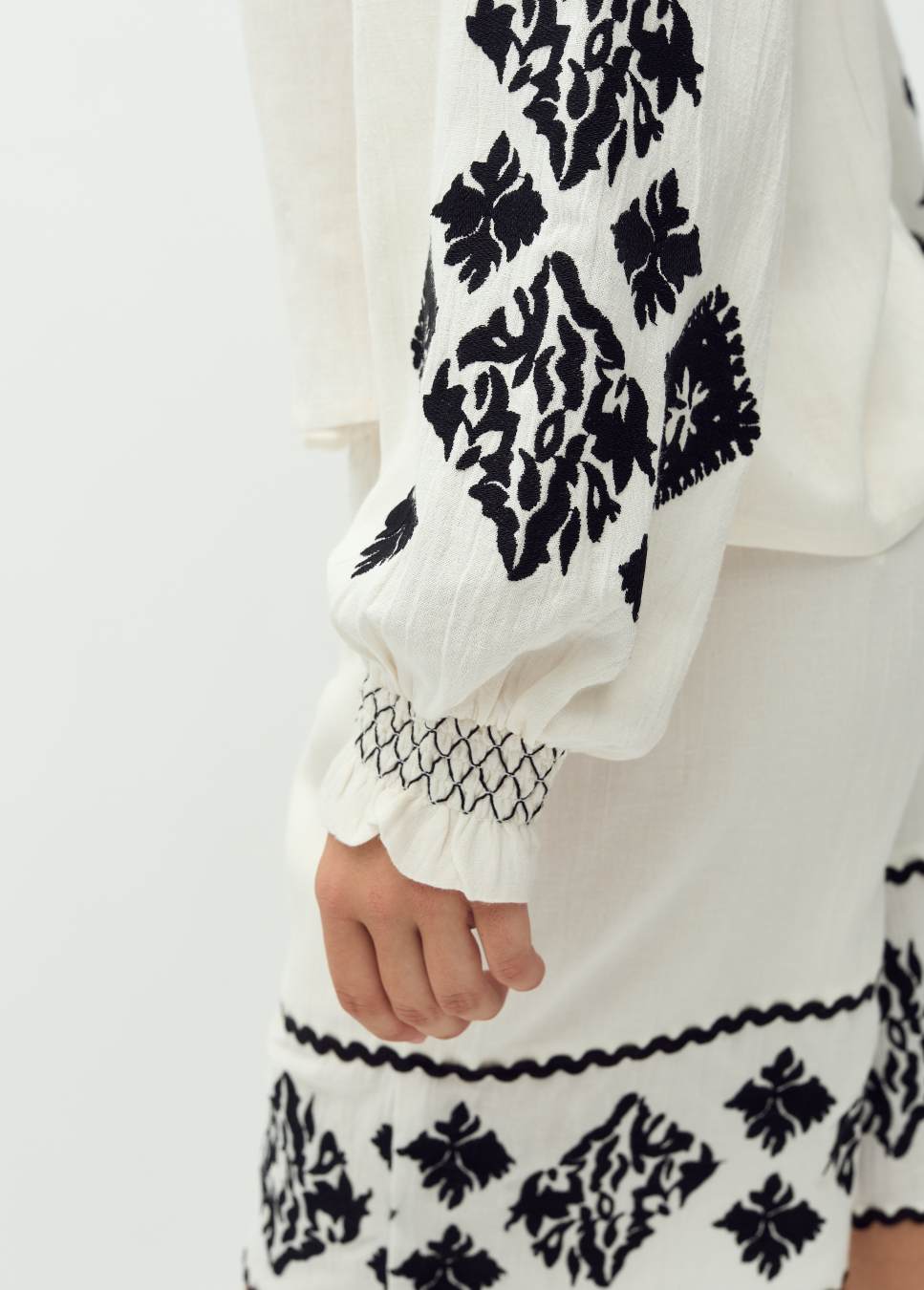 close up van blouse kanja-M mbyM beige van kleur met zwarte details