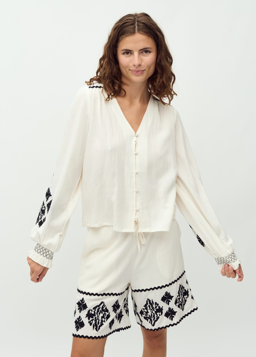 MbyM blouse Kanja-M beige van kleur met zwarte details op model