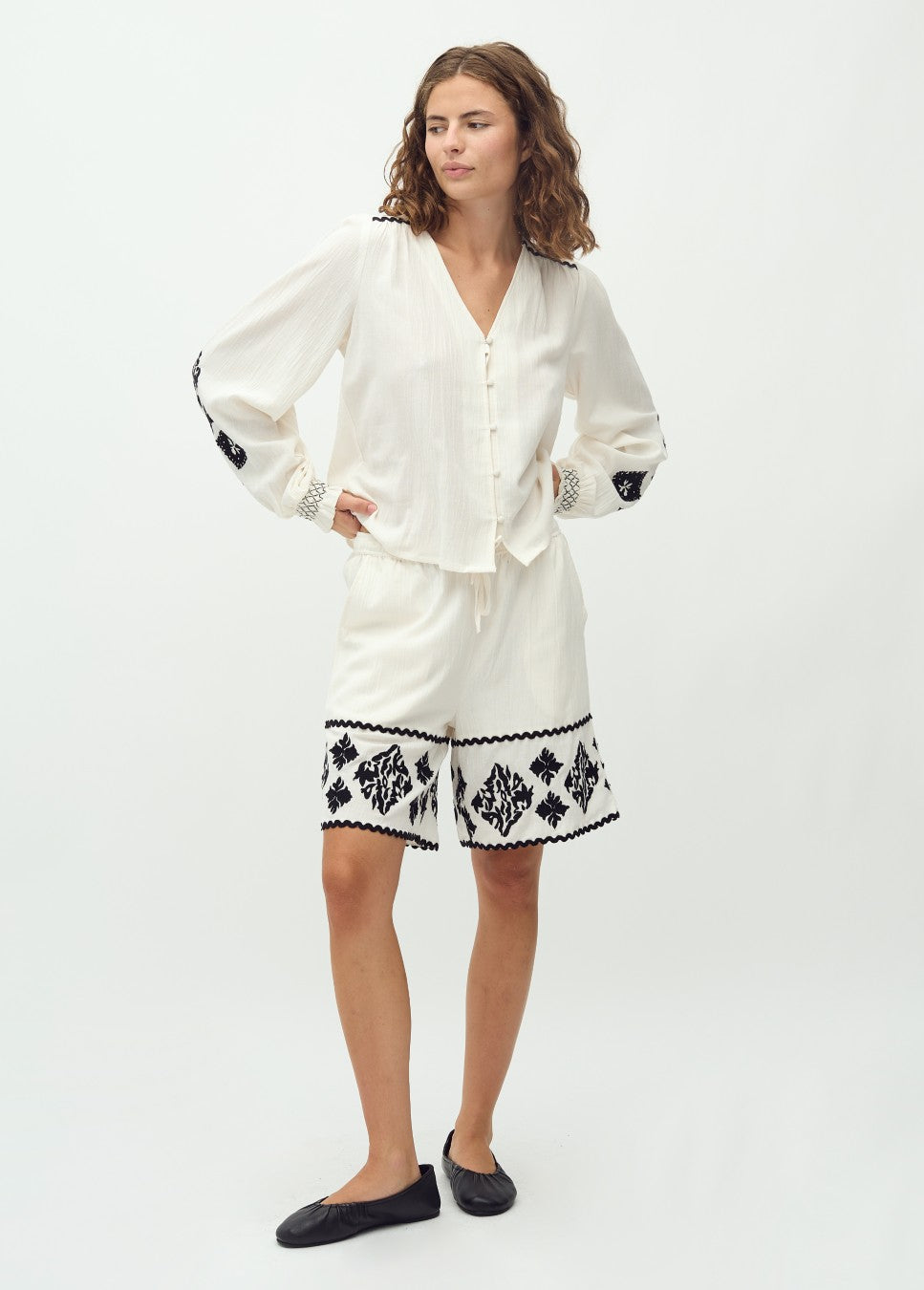 MbyM Kanja-M blouse zwarte details en beige van kleur met bijpassende short op model staand