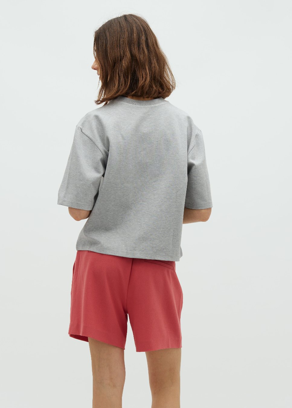 Achterkant van de rode Phillipa short-M van mbyM op model