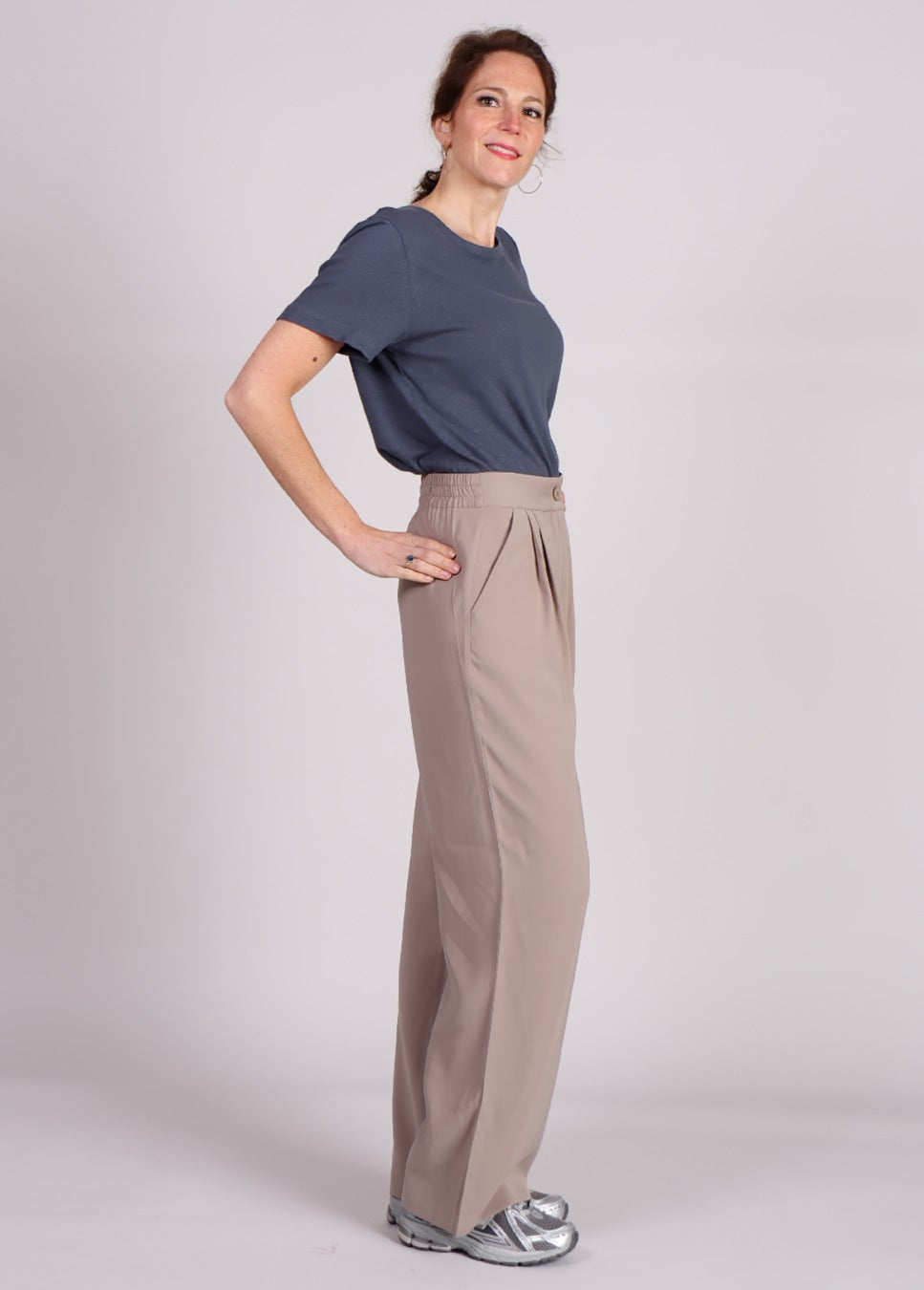 Modstrom Fanya MD beige bandplooibroek op model zijaanzicht met HoltMD t shirt