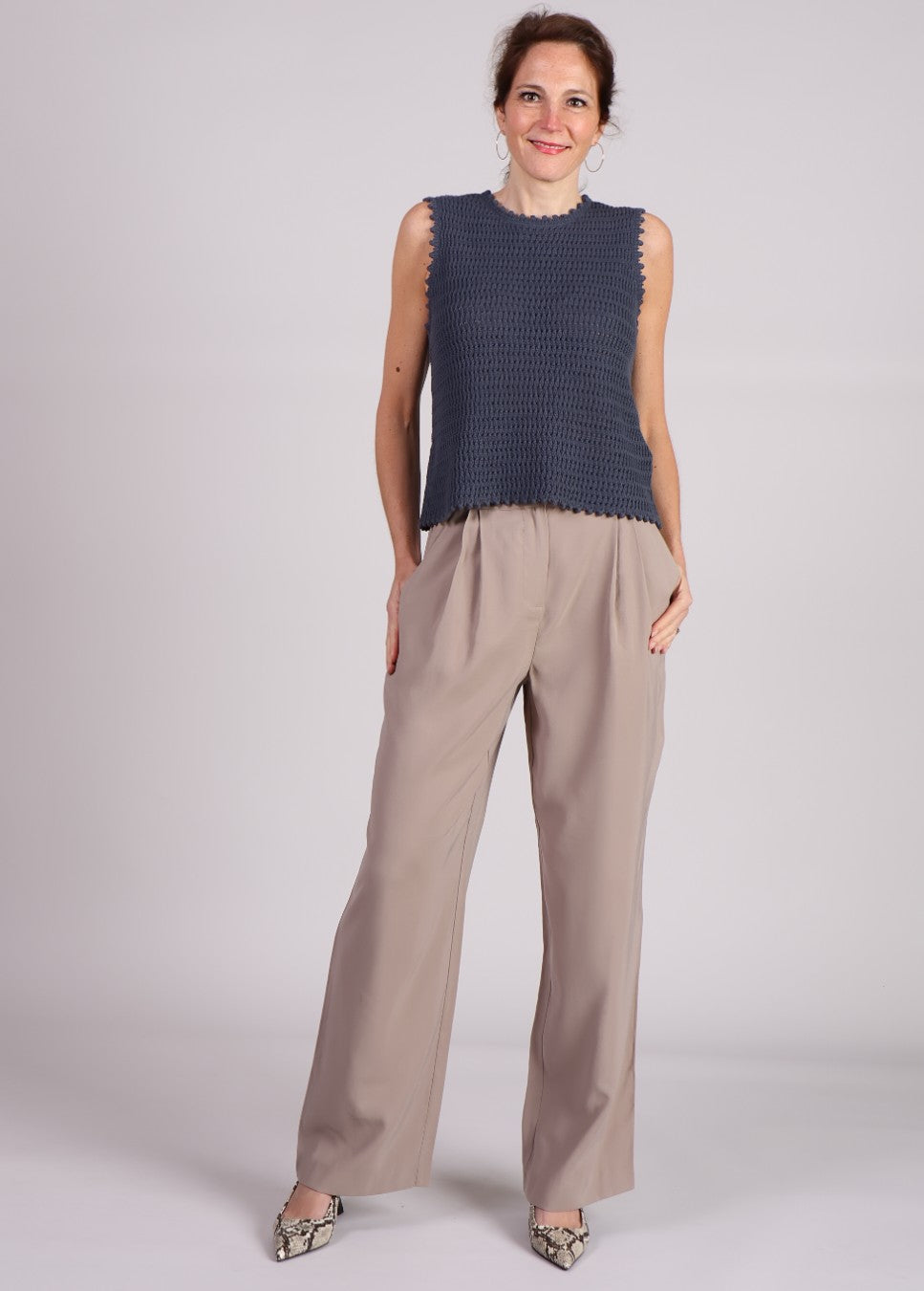 Modstrom broek Fanya MD bandplooibroek beige van kleur op model voorkant staand met de MieMD top