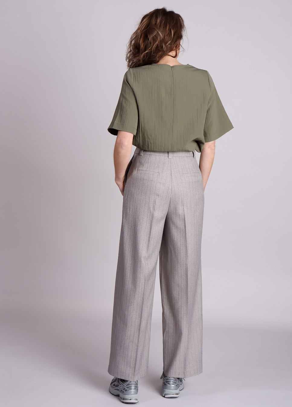 Achterkant van de grijze broek van Modstrom de merida MD pants in het grijs met een krijtstreep