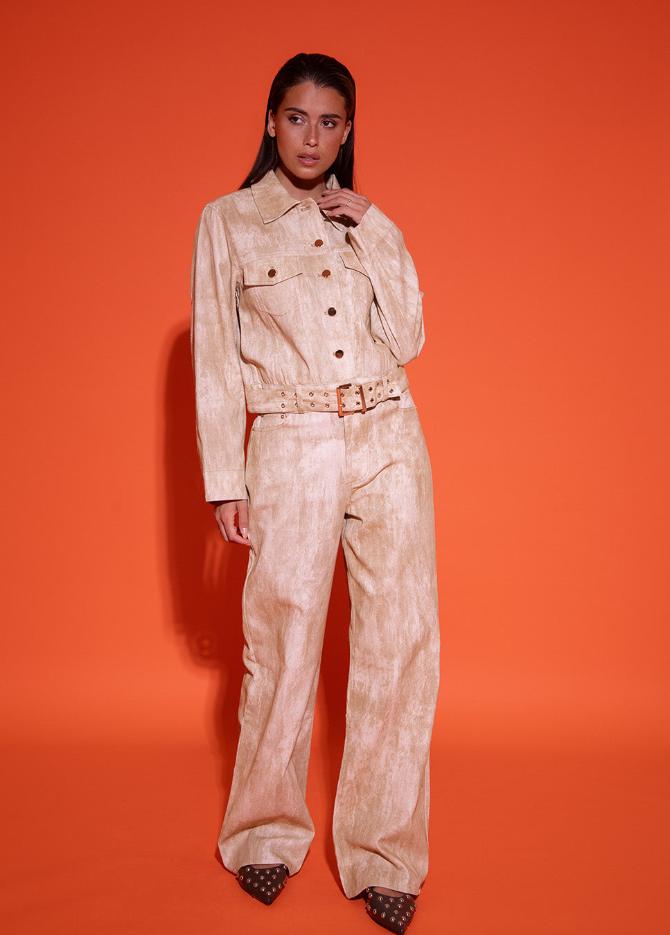 Studio Amaya Solene jasje denim met ceintuur beige voorkant met bijpassende broek