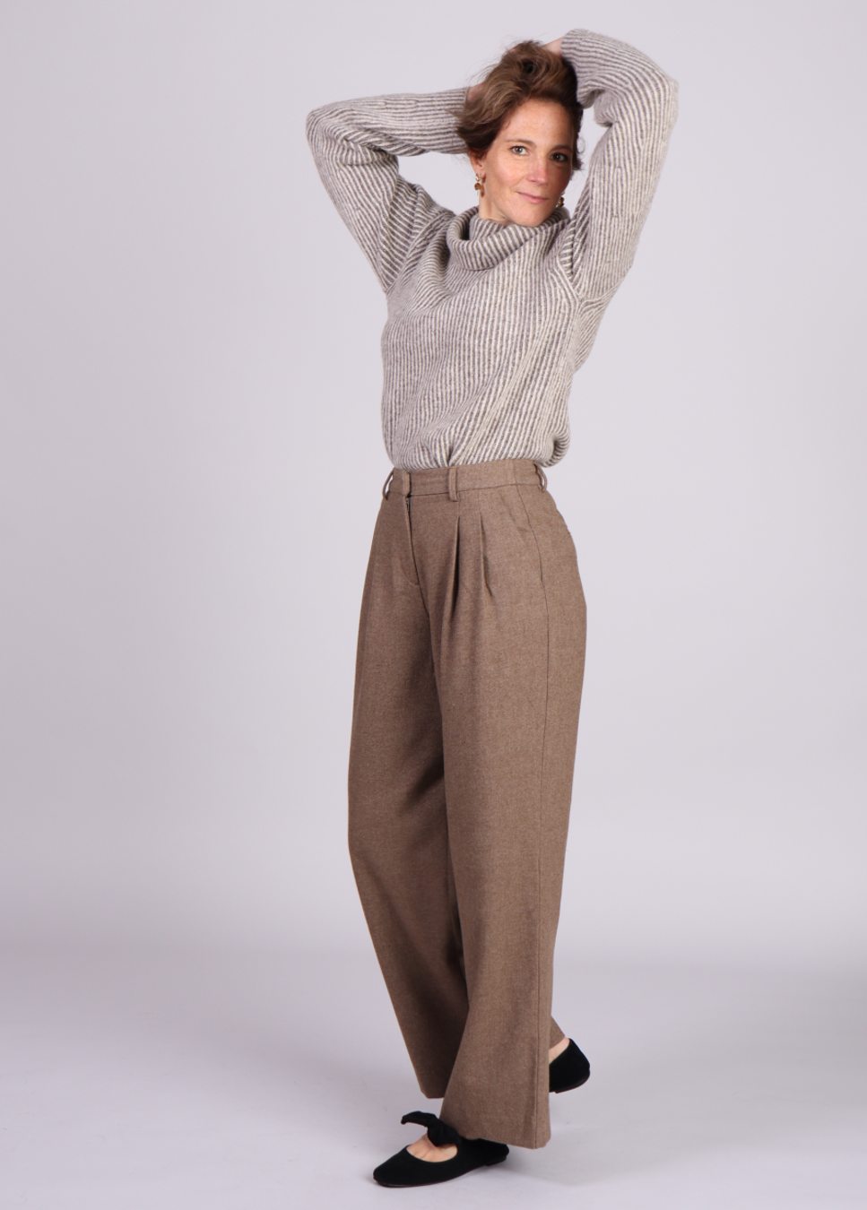 Mbym trui dames gebreid taupe Kemina op model staand