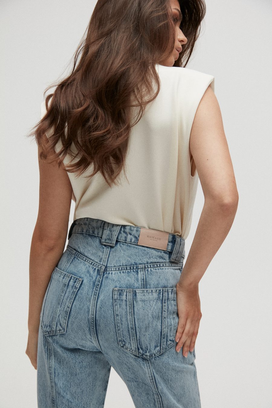 Cargo jeans Homage I Ontdek onze nieuwe retro eyecatcher, de 'Cargo Jeans' van Homage in een lichte vintage blauwe wassing. Combineer de cargo jeans met de off white mouwloze top met schouderdetails van Homage. Shop de nieuwe collectie dames jeans, Homage cargo jeans, cargo jeans bij online dameskleding Boetiek Aniek.