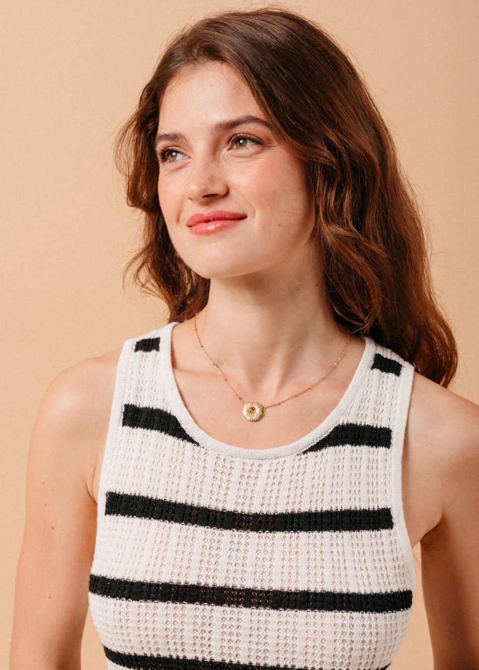 Perfect voor de zomer, deze zwart wit gestreepte jurk Mousse van het merk Grace & Mila. De korte mouwloze gestreepte jurk heeft een ronde hals, een knoopsluiting aan de achterkant en valt aangesloten. Shop de nieuwe collectie dames jurken, gehaakte jurken, korte zomerjurken, gestreepte jurken bij Boetiek Aniek.