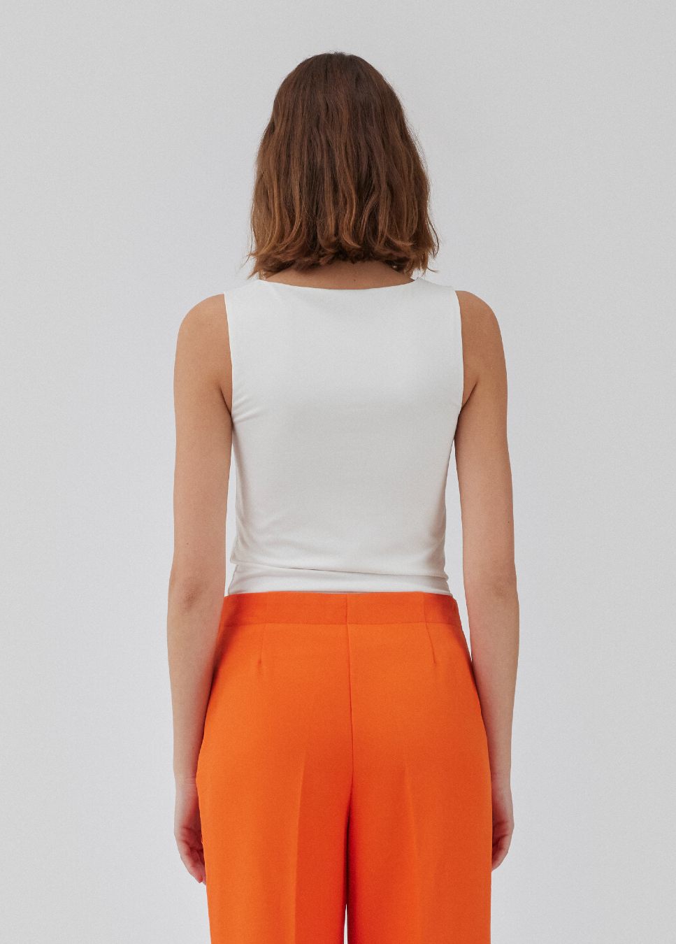 Witte top Hima I Witte aansluitende basic top Hima van het merk Modstrom. De top met stretch heeft brede bandjes en een diepe ronde hals gemaakt in gerecyclede kwaliteit. De witte top heeft een strak silhouet. Shop de nieuwe collectie dames tops, basic dames tops, Modstrom tops, witte basic hemdjes bij Boetiek Aniek.