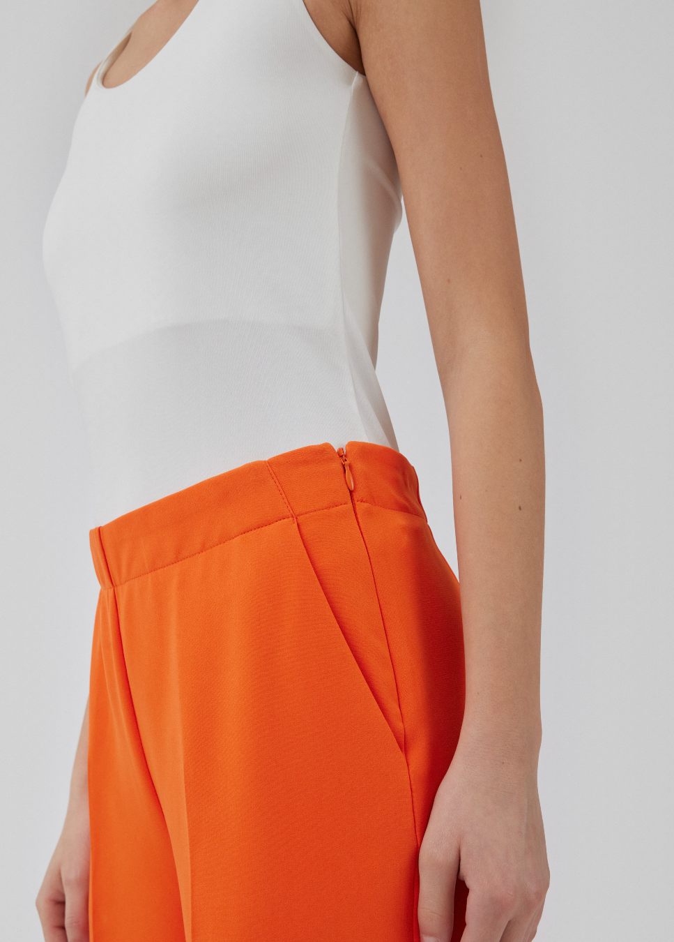 Witte top Hima I Witte aansluitende basic top Hima van het merk Modstrom. De top met stretch heeft brede bandjes en een diepe ronde hals gemaakt in gerecyclede kwaliteit. De witte top heeft een strak silhouet. Shop de nieuwe collectie dames tops, basic dames tops, Modstrom tops, witte basic hemdjes bij Boetiek Aniek.