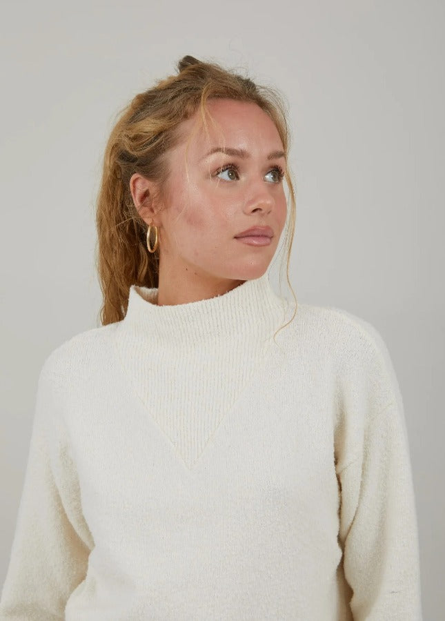 Stijlvol en comfy, deze boucle trui van Coster Copenhagen. De witte trui heeft een opstaande kraag, lange mouwen en ribdetails bij de hals. De zachte trui is gemaakt van duurzame materialen. Shop de nieuwe collectie dames truien, witte truien, gebreide truien, boucle truien van Coster Copenhagen bij Boetiek Aniek.