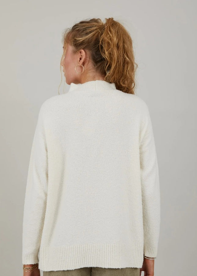 Stijlvol en comfy, deze boucle trui van Coster Copenhagen. De witte trui heeft een opstaande kraag, lange mouwen en ribdetails bij de hals. De zachte trui is gemaakt van duurzame materialen. Shop de nieuwe collectie dames truien, witte truien, gebreide truien, boucle truien van Coster Copenhagen bij Boetiek Aniek.