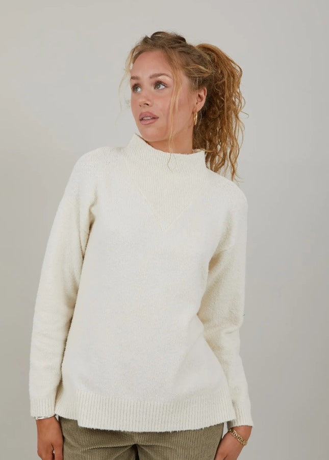Stijlvol en comfy, deze boucle trui van Coster Copenhagen. De witte trui heeft een opstaande kraag, lange mouwen en ribdetails bij de hals. De zachte trui is gemaakt van duurzame materialen. Shop de nieuwe collectie dames truien, witte truien, gebreide truien, boucle truien van Coster Copenhagen bij Boetiek Aniek.