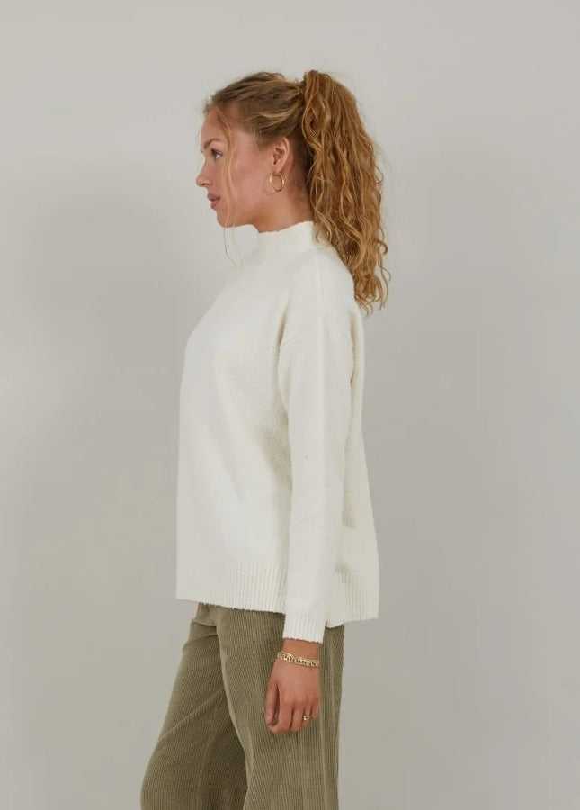Stijlvol en comfy, deze boucle trui van Coster Copenhagen. De witte trui heeft een opstaande kraag, lange mouwen en ribdetails bij de hals. De zachte trui is gemaakt van duurzame materialen. Shop de nieuwe collectie dames truien, witte truien, gebreide truien, boucle truien van Coster Copenhagen bij Boetiek Aniek.
