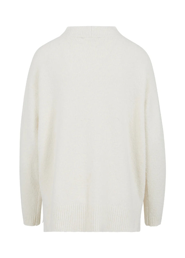 Stijlvol en comfy, deze boucle trui van Coster Copenhagen. De witte trui heeft een opstaande kraag, lange mouwen en ribdetails bij de hals. De zachte trui is gemaakt van duurzame materialen. Shop de nieuwe collectie dames truien, witte truien, gebreide truien, boucle truien van Coster Copenhagen bij Boetiek Aniek.